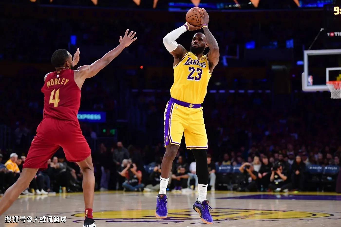 字母哥巅峰对决，詹姆斯与50激战巴塞罗那分钟，高光表现胜负难料！