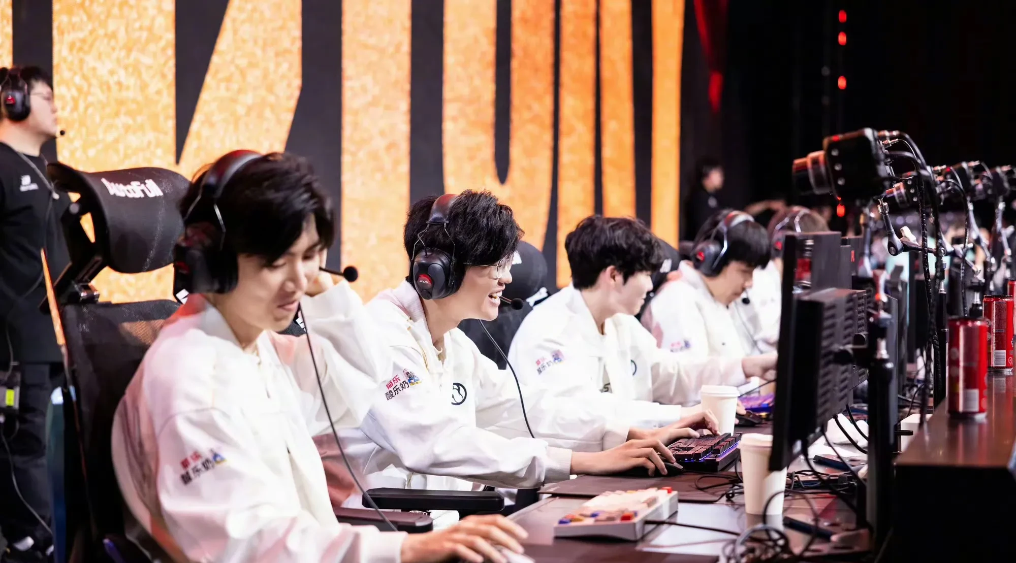 包含TheShy巅峰对决，Uzi与60激战德国队分钟，大胜胜负难料！的词条